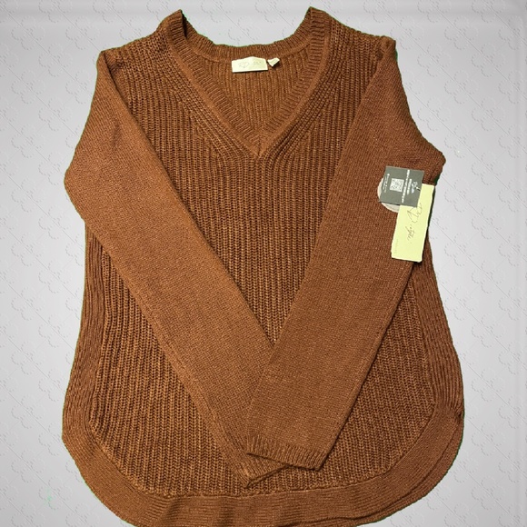 RD Style Sweaters - NWT RD Style Cognac Brown PO Sweater w/ V-Neck & Rounded Hem Woman’s Sz Medium